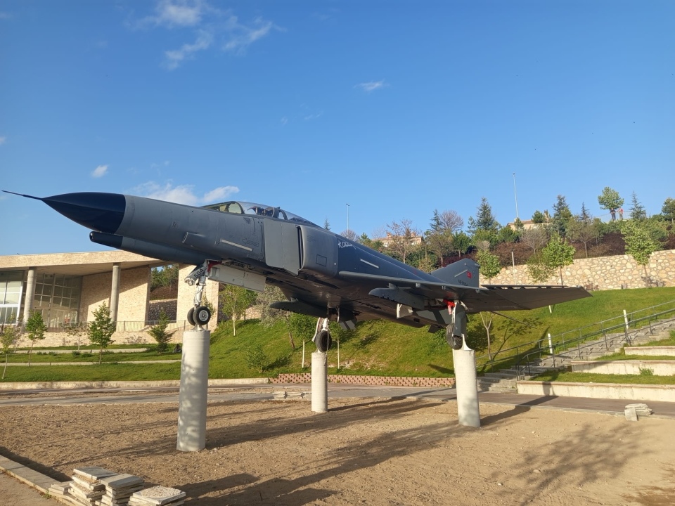 Havalimanı Yokken Jet Uçak İndi