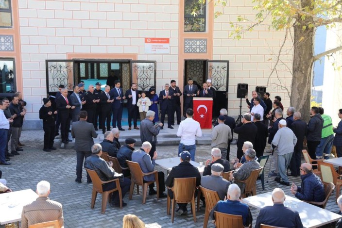 Hayırsever vatandaşın yaptırdığı camii ibadete açıldı