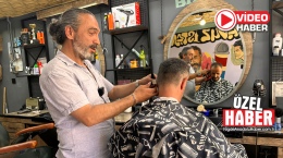 Hem şarkı söylüyor hem tıraş yapıyor