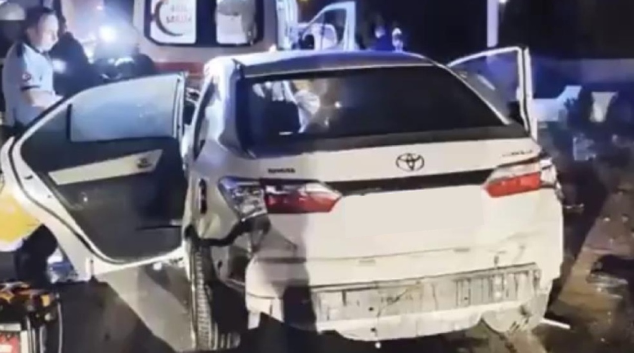 İki Otomobil Çarpıştı: 1 Ölü, 3 Ağır Yaralı