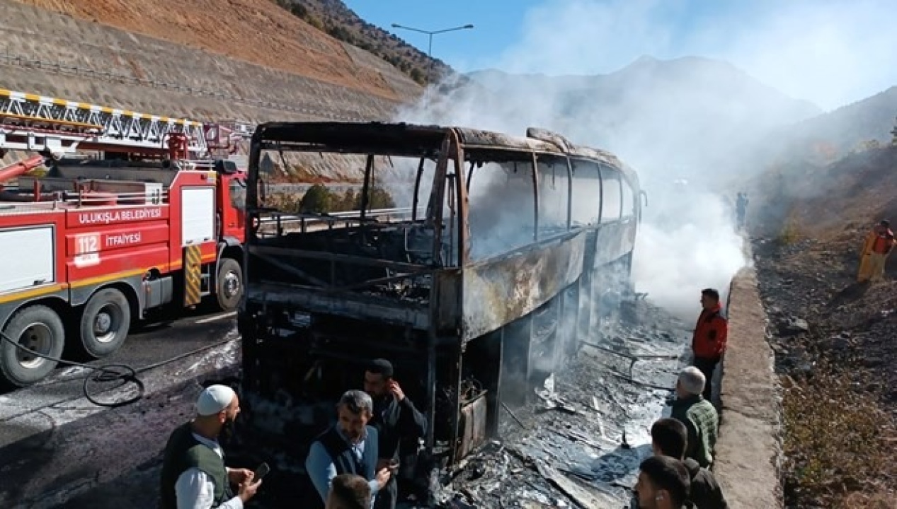 İki tünel arasında yolcu otobüsü yandı