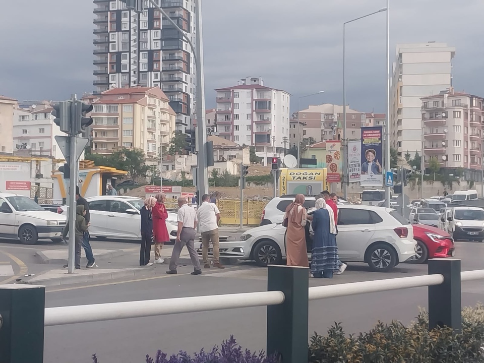 İmam Hatip Meydanı’nda Kaza: Trafik Durma Noktasına Geldi