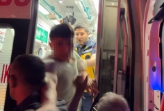 Ambulanstan inip gazetecilere saldırdı