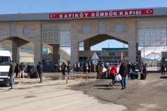 İran sınır kapılarında ticari geçişler kontrollü devam ediyor