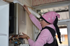 Kadın tesisatçı sahada ustalığını konuşturuyor