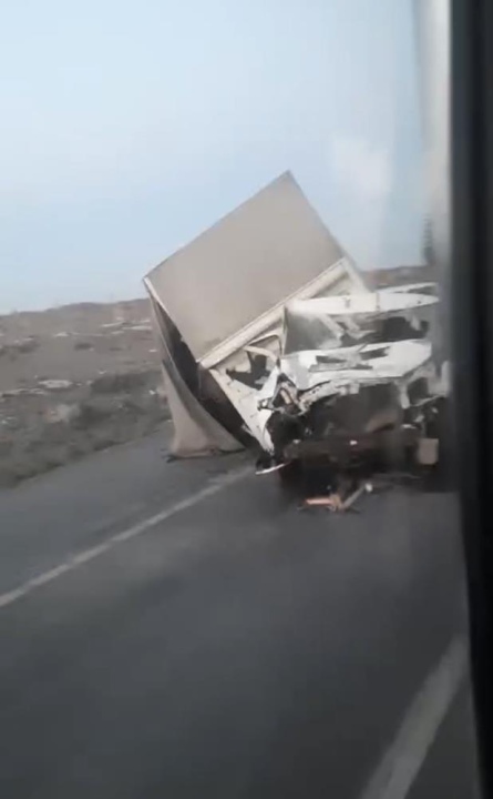 Kamyon Refüje Çarptı