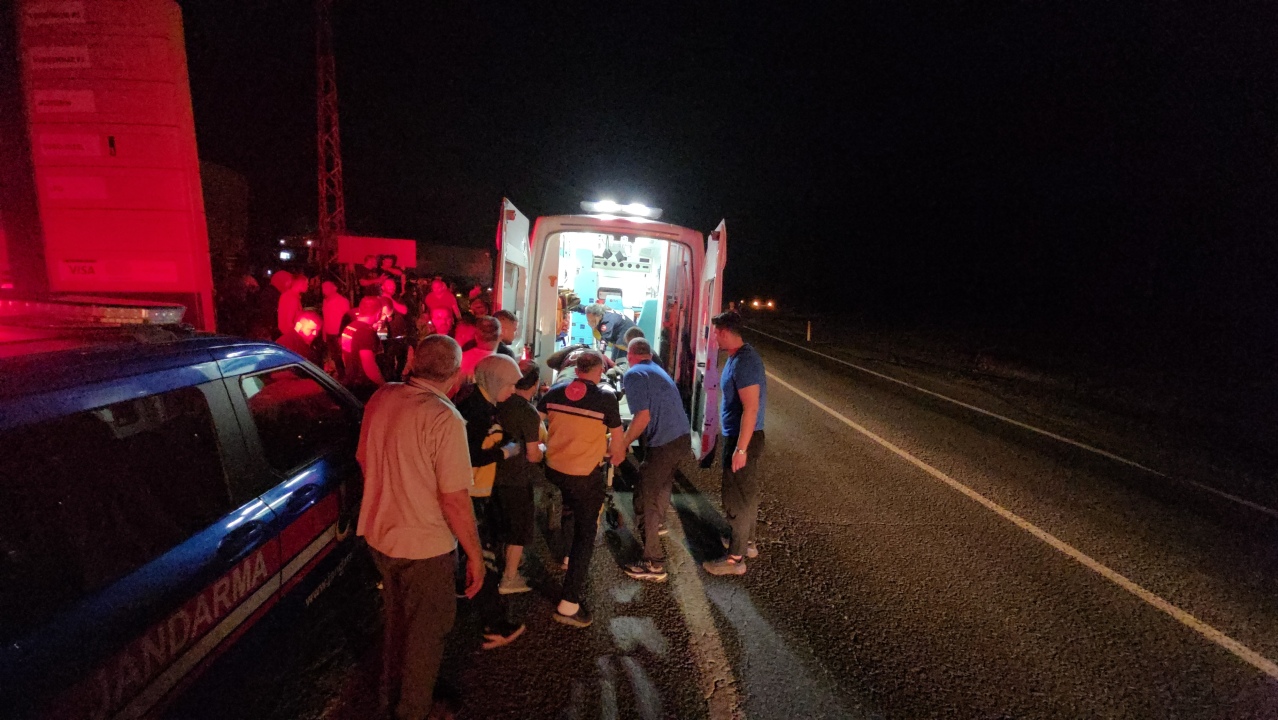 Kamyonet ile otomobil çarpıştı! Çok sayıda yaralı var