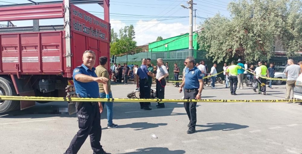 Kamyonla motosiklet çarpıştı! 22 yaşındaki gençten acı haber