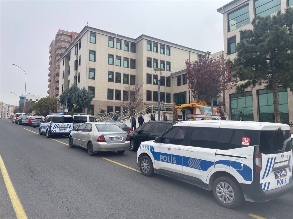 Kardeşi ve kocasını bıçakla yaraladı