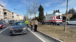 Karşıya geçmek isteyen yayaya otomobil çarptı