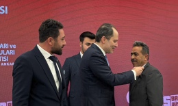 Kemal Beşer’in Yeniden Refah rozetini Erbakan taktı