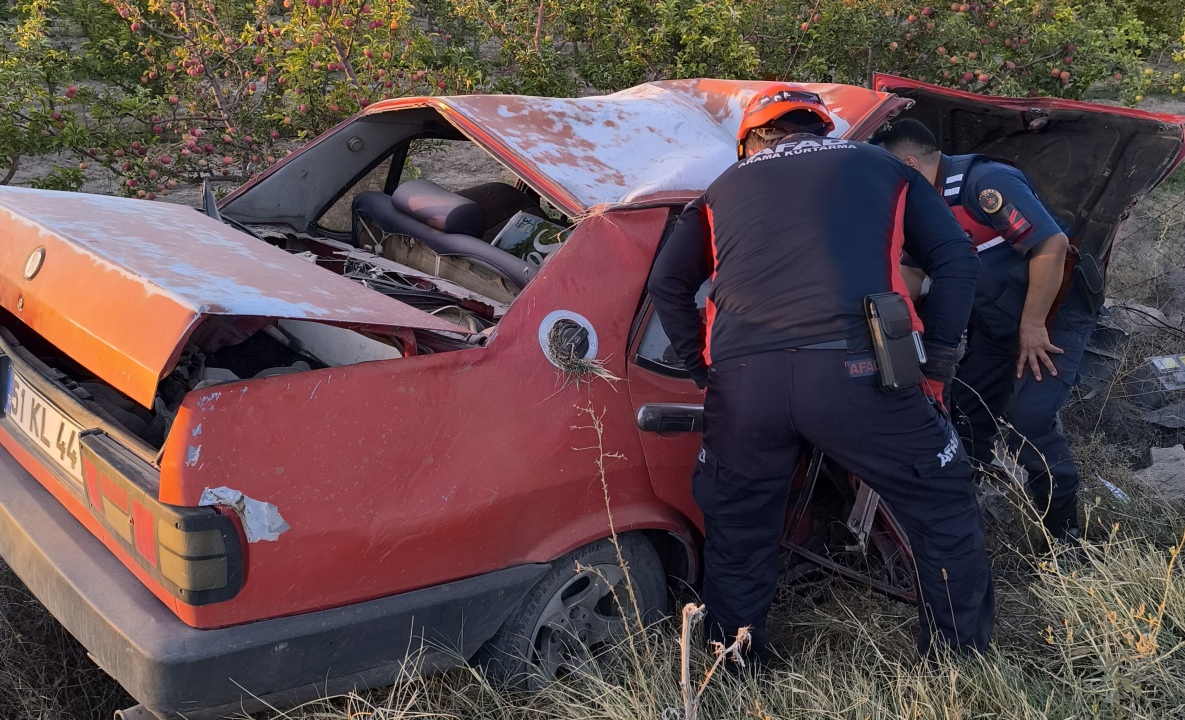 Kemerhisar'da Yoldan Çıkan Araç Takla Atarak Durabildi!