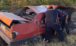 Kemerhisar'da Yoldan Çıkan Araç Takla Atarak Durabildi!