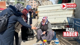Kendi ürettikleri ürünleri, pazardaki kadınlara dağıttılar