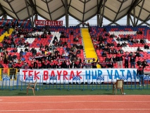 Kimsesizler Taraftar Grubu’ndan ‘Tek Bayrak, Hür Vatan’ pankartı