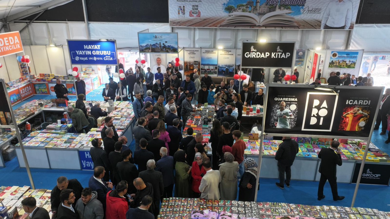 Kitap fuarında okur yazar buluşması devam ediyor