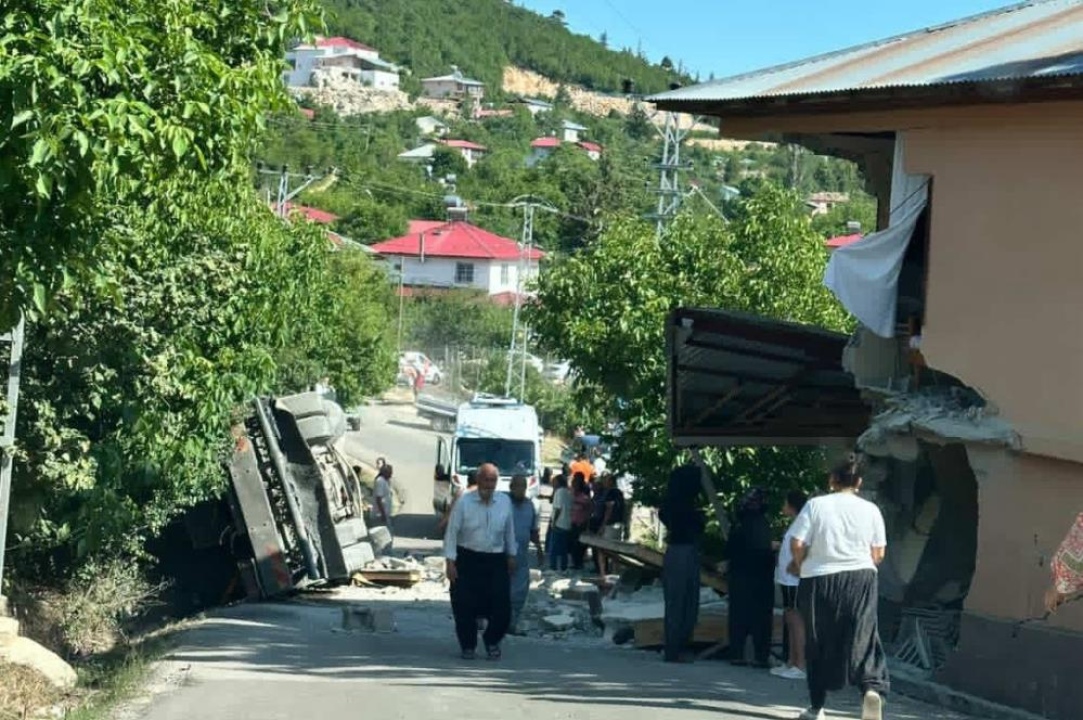 Kontrolden Çıkan Kamyon Eve Çarptı: Sürücü Hayatını Kaybetti