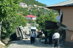 Kontrolden Çıkan Kamyon Eve Çarptı: Sürücü Hayatını Kaybetti