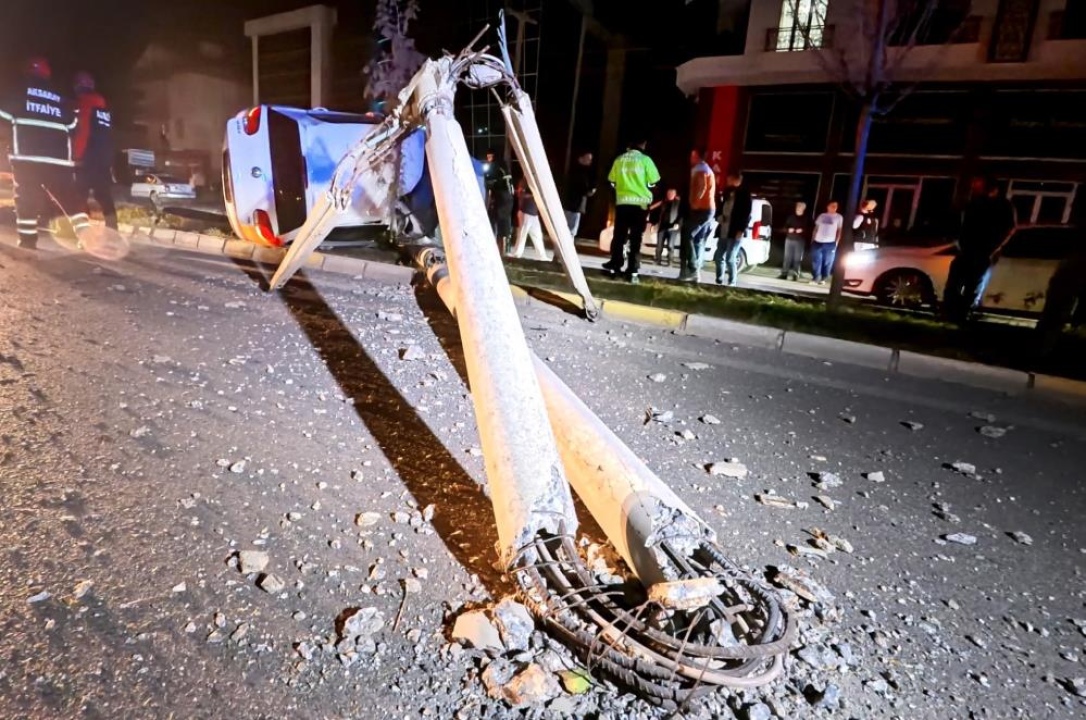 Kontrolden Çıkan Otomobil 2 Kişiyi Yaraladı