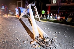 Kontrolden Çıkan Otomobil 2 Kişiyi Yaraladı