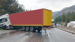 Kontrolden çıkan tır, bariyerlere çarpıp durabildi