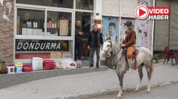 Kovboy Muhtar, Atıyla Mahalle Sakinlerini Dinliyor