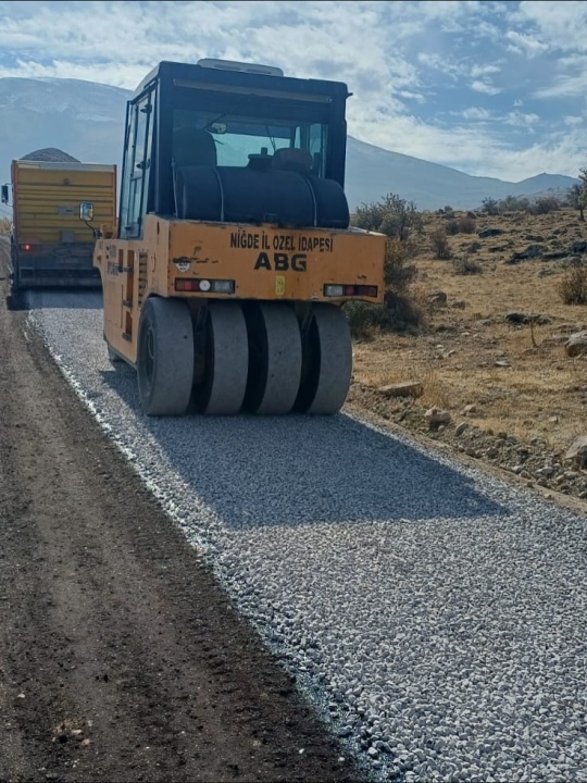 Kula Köyü’nde Sathi Asfalt Çalışmaları Sürüyor
