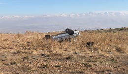 Lastiği patlayan otomobil takla attı