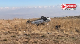 Lastiği patlayan otomobil takla attı