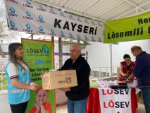 LÖSEV Niğde’de et dağıtımı gerçekleştirdi