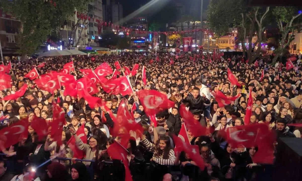 Merak Edilen Soru: İstanbul'da 19 Mayıs Fener Alayı Nerede Gerçekleşecek?