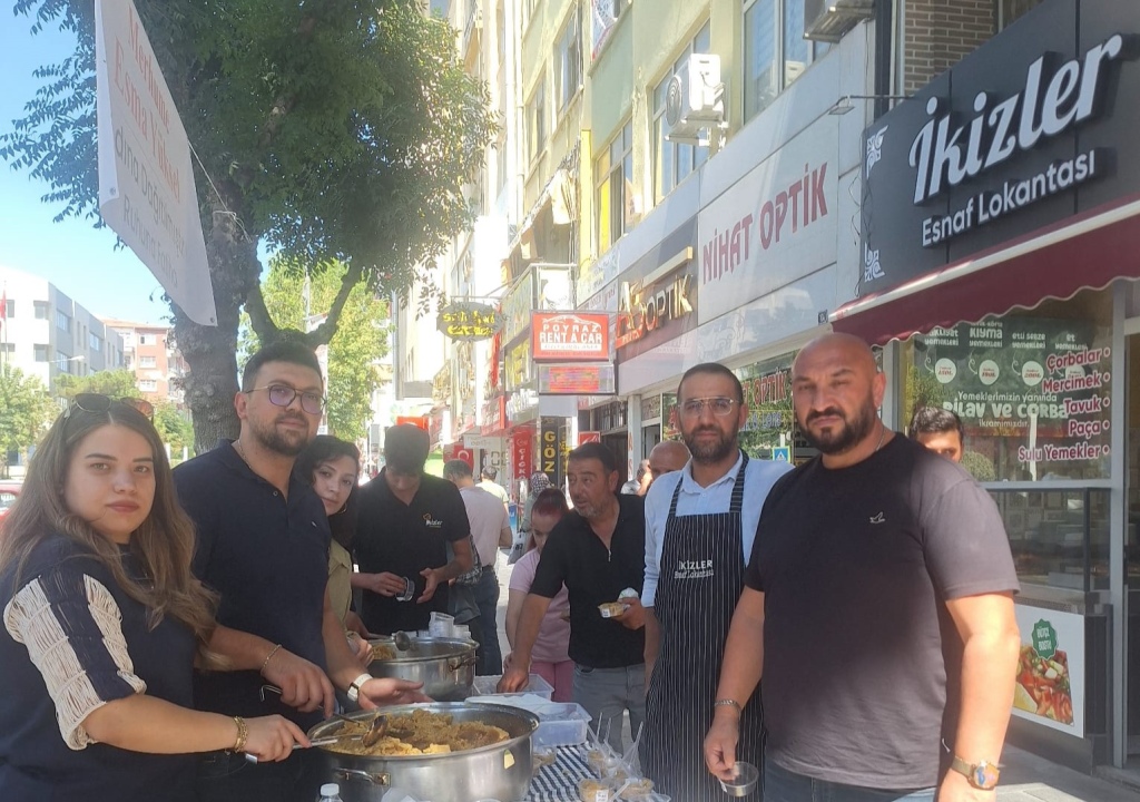 Merhume Esma Yüksel anısına vatandaşlara helva ikram edildi