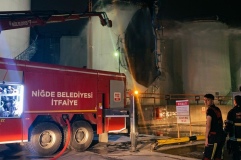 Mersin’deki fabrika yangınına Niğde’den destek