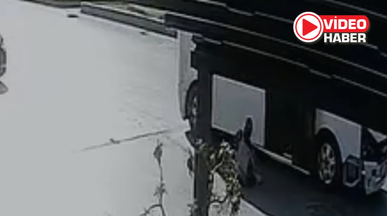 Minibüs kapısı açık hareket etti, öğrenci yola düştü