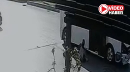 Minibüs kapısı açık hareket etti, öğrenci yola düştü