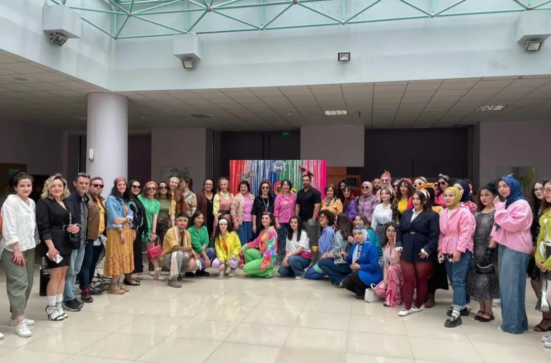 Moda Kulübü’nden 80’ler Rüzgarı: Renkler, Nostalji ve Dolu Dolu Enerji