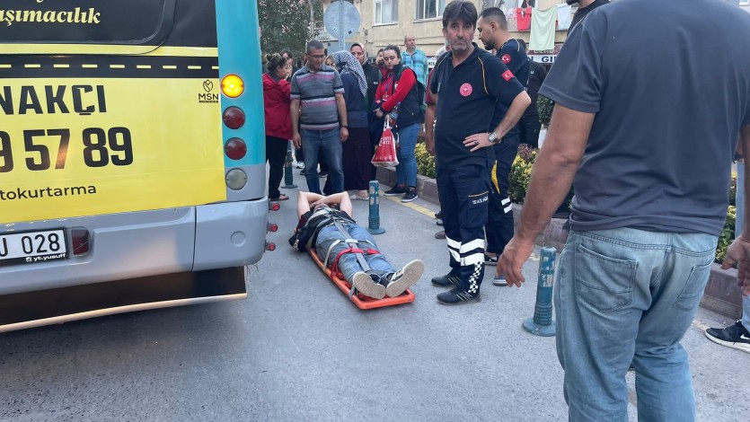 Motosiklet sürücüsü otobüse arkadan çarptı: 1 yaralı