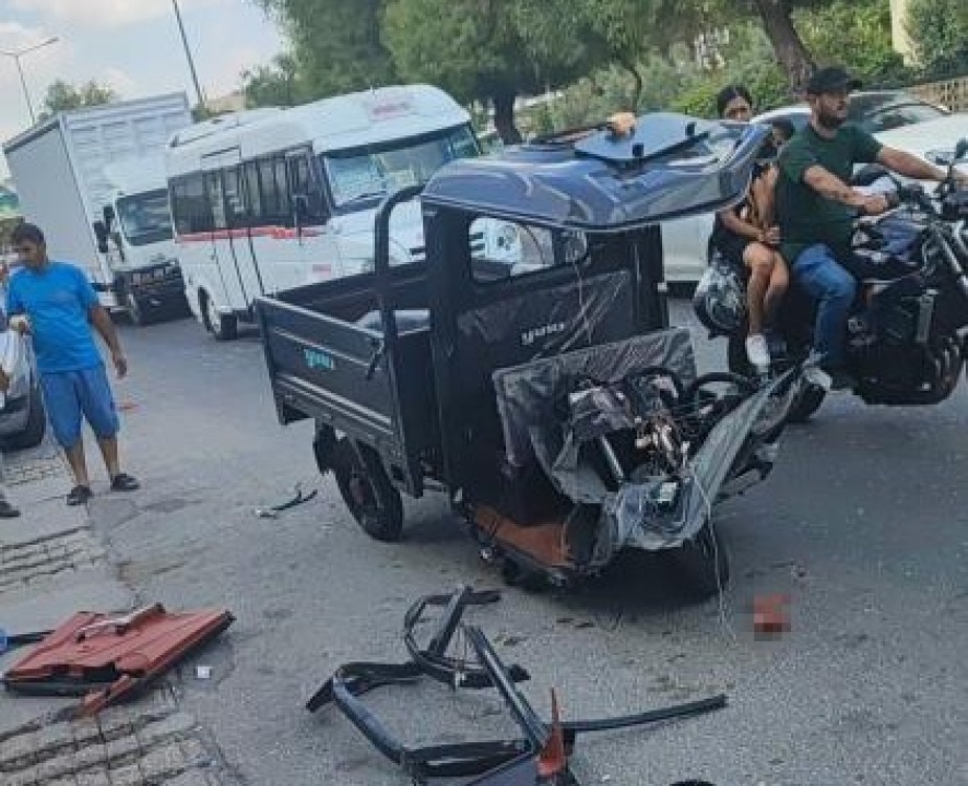 Motosiklete minibüs çarptı: Feci şekilde yaşamını yitirdi