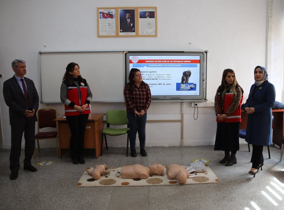 Müdür Elif Özbek eğitim merkezlerini ziyaret etti