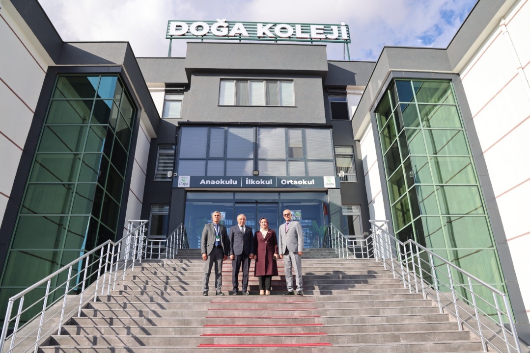 Müdür Özbek Doğa Koleji'nde öğretmen ve öğrencilerle buluştu