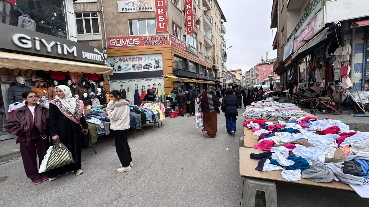 Niğde'de bayram heyecanı alışverişle başladı