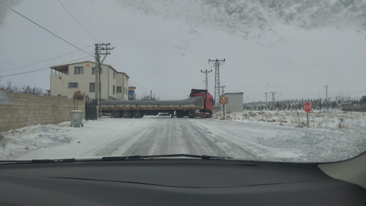 Niğde'de buzlu yolda kayan tır yolu kapattı