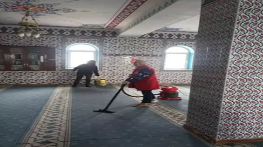 NİĞDE'DE ‘GENÇLERİN İYİLİK AĞACI PROJESİ' İLE CAMİLER TEMİZLENİYOR