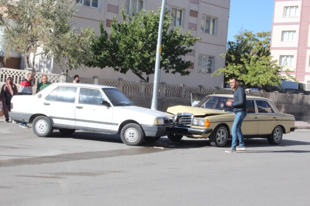 Niğde'de iki ayrı maddi hasarlı trafik kazası