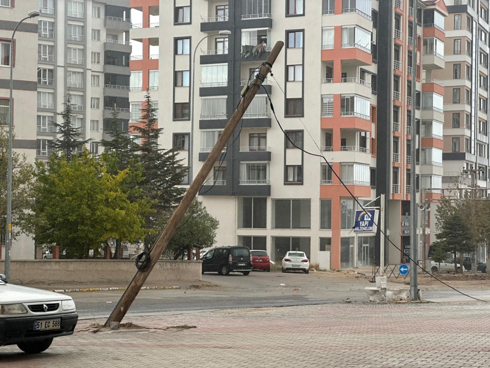 Niğde'de kamyonun takıldığı direk tehlike saçıyor!