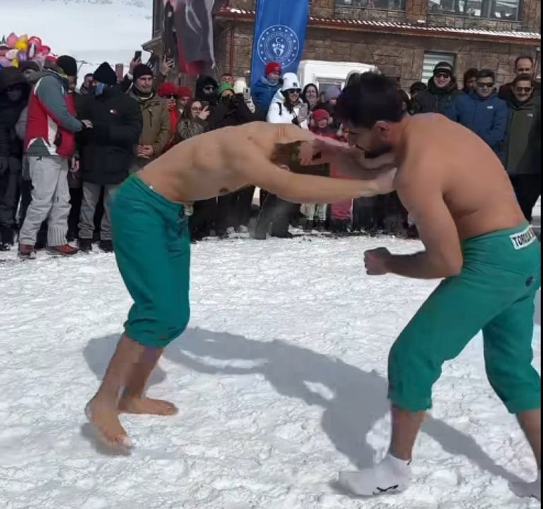 Niğde'de Kar Güreşi heyecanı yaşandı.