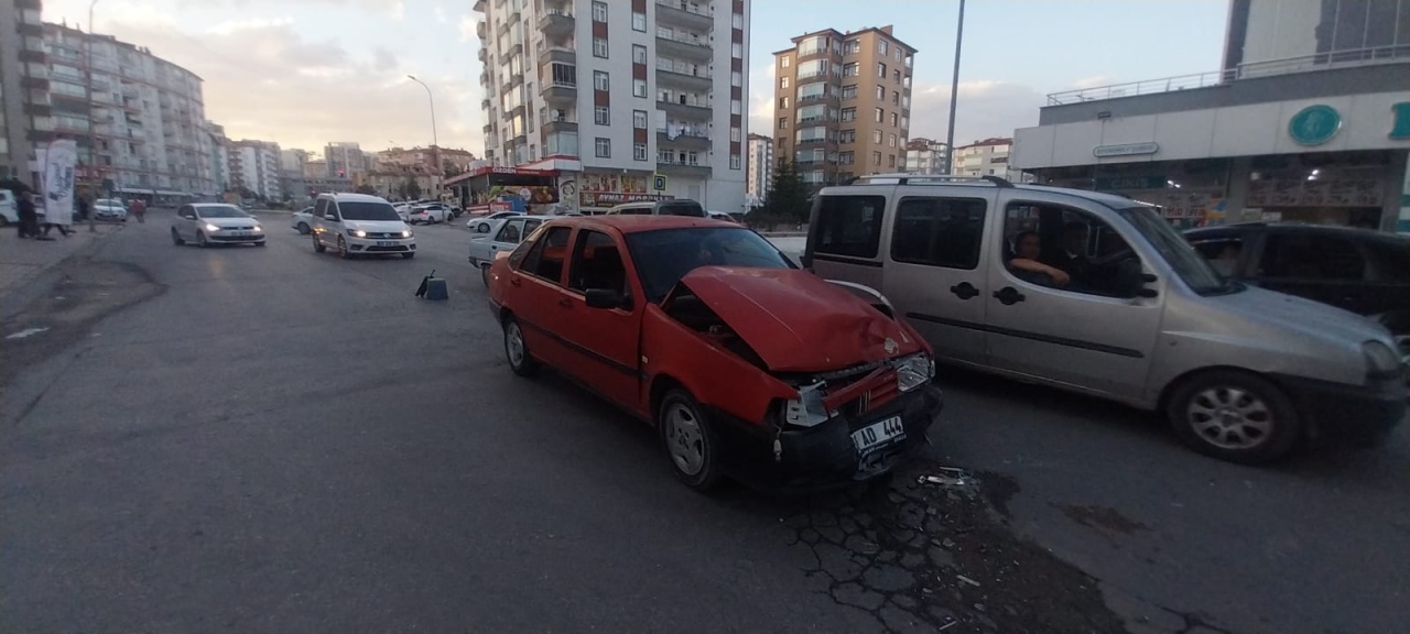 Niğde'de Otomobil ile Minibüs Çarpıştı: 4 Yaşındaki Çocuk Yaralandı