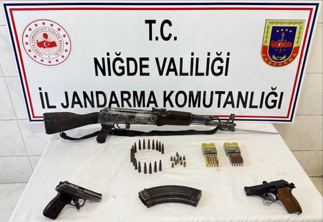 Niğde'de Ruhsatsız Silah Operasyonu: Kaleşnikof ve Tabancalar Ele Geçirildi