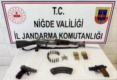 Niğde'de Ruhsatsız Silah Operasyonu: Kaleşnikof ve Tabancalar Ele Geçirildi