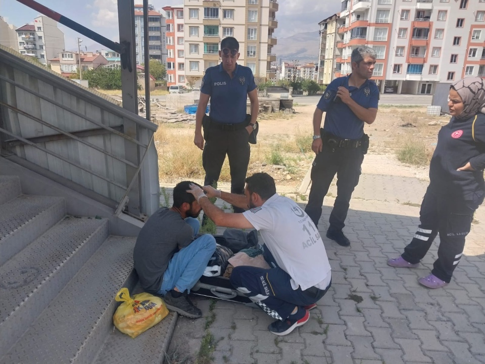 Niğde'de Üst Geçidin Altında Baygın Bulunan Şahsa Polis ve Sağlık Ekipleri Müdahale Etti